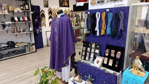 Cruz y Cirial, tienda de artículos religiosos y de cofrades de León. Única de la ciudad, junto con la Cooperativa Eclesiástica del Obispado, que ofrece artículos para misas.