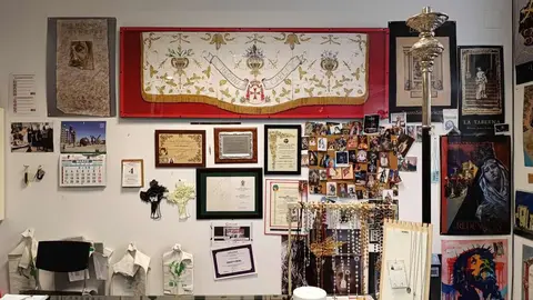 Cruz y Cirial, tienda de artículos religiosos y de cofrades de León. Única de la ciudad, junto con la Cooperativa Eclesiástica del Obispado, que ofrece artículos para misas.