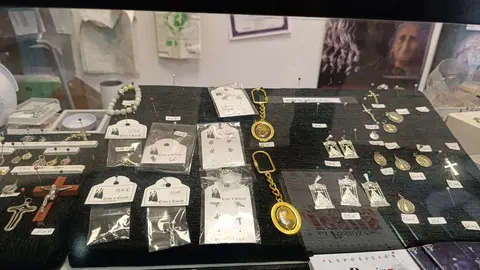 Cruz y Cirial, tienda de artículos religiosos y de cofrades de León. Única de la ciudad, junto con la Cooperativa Eclesiástica del Obispado, que ofrece artículos para misas.