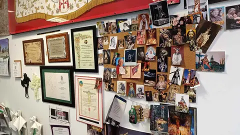 Cruz y Cirial, tienda de artículos religiosos y de cofrades de León. Única de la ciudad, junto con la Cooperativa Eclesiástica del Obispado, que ofrece artículos para misas.