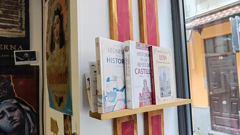 Cruz y Cirial, tienda de artículos religiosos y de cofrades de León. Única de la ciudad, junto con la Cooperativa Eclesiástica del Obispado, que ofrece artículos para misas.