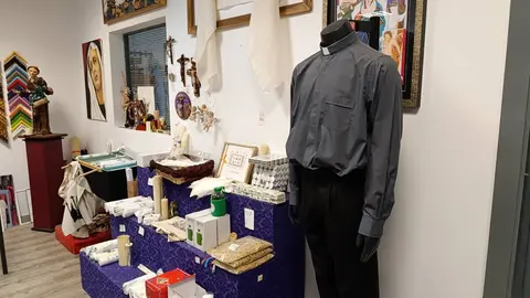 Cruz y Cirial, tienda de artículos religiosos y de cofrades de León. Única de la ciudad, junto con la Cooperativa Eclesiástica del Obispado, que ofrece artículos para misas.