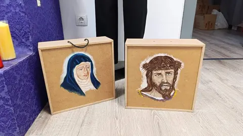 Cruz y Cirial, tienda de artículos religiosos y de cofrades de León. Única de la ciudad, junto con la Cooperativa Eclesiástica del Obispado, que ofrece artículos para misas.