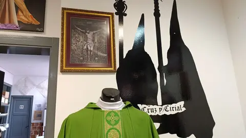 Cruz y Cirial, tienda de artículos religiosos y de cofrades de León. Única de la ciudad, junto con la Cooperativa Eclesiástica del Obispado, que ofrece artículos para misas.