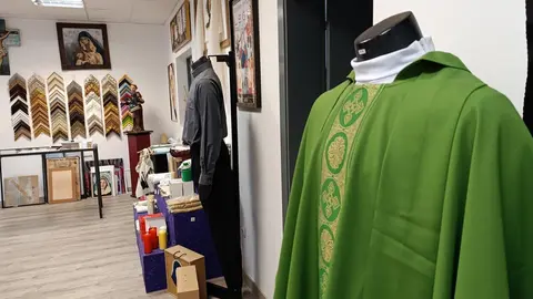 Cruz y Cirial, tienda de artículos religiosos y de cofrades de León. Única de la ciudad, junto con la Cooperativa Eclesiástica del Obispado, que ofrece artículos para misas.