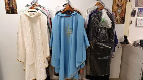 Cruz y Cirial, tienda de artículos religiosos y de cofrades de León. Única de la ciudad, junto con la Cooperativa Eclesiástica del Obispado, que ofrece artículos para misas.