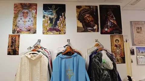 Cruz y Cirial, tienda de artículos religiosos y de cofrades de León. Única de la ciudad, junto con la Cooperativa Eclesiástica del Obispado, que ofrece artículos para misas.