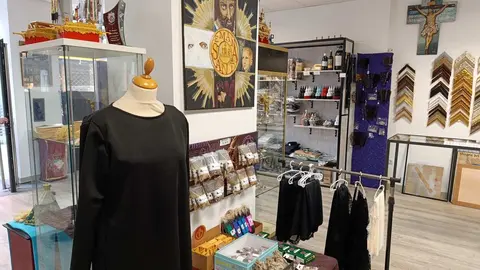 Cruz y Cirial, tienda de artículos religiosos y de cofrades de León. Única de la ciudad, junto con la Cooperativa Eclesiástica del Obispado, que ofrece artículos para misas.
