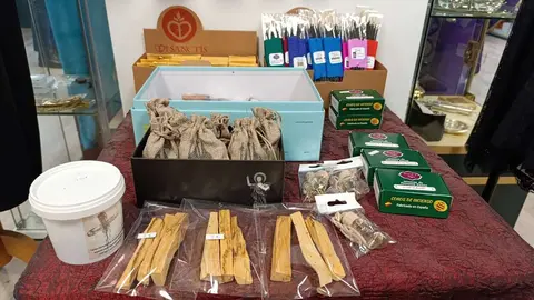 Cruz y Cirial, tienda de artículos religiosos y de cofrades de León. Única de la ciudad, junto con la Cooperativa Eclesiástica del Obispado, que ofrece artículos para misas.