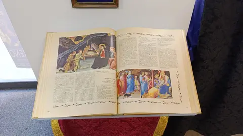 Cruz y Cirial, tienda de artículos religiosos y de cofrades de León. Única de la ciudad, junto con la Cooperativa Eclesiástica del Obispado, que ofrece artículos para misas.