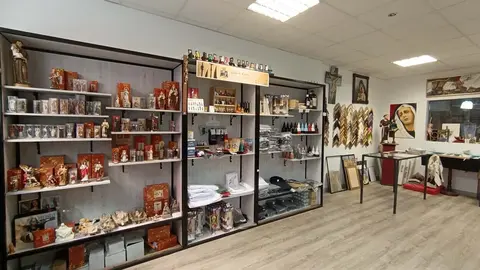 Cruz y Cirial, tienda de artículos religiosos y de cofrades de León. Única de la ciudad, junto con la Cooperativa Eclesiástica del Obispado, que ofrece artículos para misas.