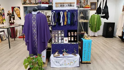 Cruz y Cirial, tienda de artículos religiosos y de cofrades de León. Única de la ciudad, junto con la Cooperativa Eclesiástica del Obispado, que ofrece artículos para misas.