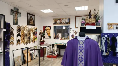 Cruz y Cirial, tienda de artículos religiosos y de cofrades de León. Única de la ciudad, junto con la Cooperativa Eclesiástica del Obispado, que ofrece artículos para misas.