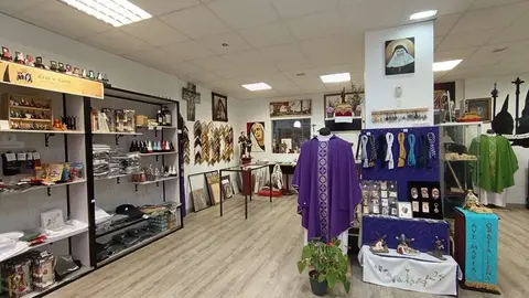 Cruz y Cirial, tienda de artículos religiosos y de cofrades de León. Única de la ciudad, junto con la Cooperativa Eclesiástica del Obispado, que ofrece artículos para misas.