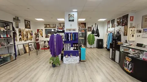 Cruz y Cirial, tienda de artículos religiosos y de cofrades de León. Única de la ciudad, junto con la Cooperativa Eclesiástica del Obispado, que ofrece artículos para misas.
