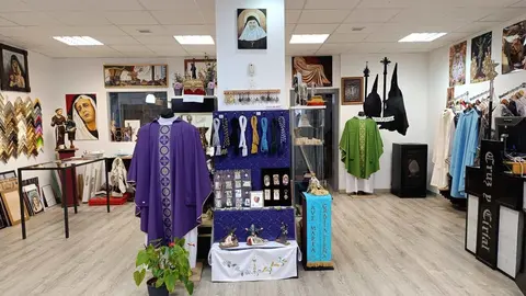 Cruz y Cirial, tienda de artículos religiosos y de cofrades de León. Única de la ciudad, junto con la Cooperativa Eclesiástica del Obispado, que ofrece artículos para misas.