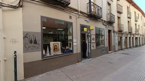 Cruz y Cirial, tienda de artículos religiosos y de cofrades de León. Única de la ciudad, junto con la Cooperativa Eclesiástica del Obispado, que ofrece artículos para misas.