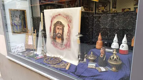 Cruz y Cirial, tienda de artículos religiosos y de cofrades de León. Única de la ciudad, junto con la Cooperativa Eclesiástica del Obispado, que ofrece artículos para misas.