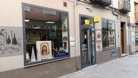 Cruz y Cirial, tienda de artículos religiosos y de cofrades de León. Única de la ciudad, junto con la Cooperativa Eclesiástica del Obispado, que ofrece artículos para misas.