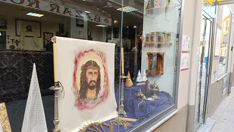 Cruz y Cirial, tienda de artículos religiosos y de cofrades de León. Única de la ciudad, junto con la Cooperativa Eclesiástica del Obispado, que ofrece artículos para misas.