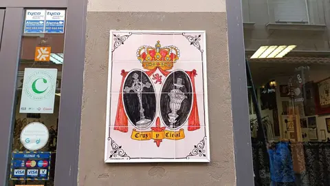 Cruz y Cirial, tienda de artículos religiosos y de cofrades de León. Única de la ciudad, junto con la Cooperativa Eclesiástica del Obispado, que ofrece artículos para misas.