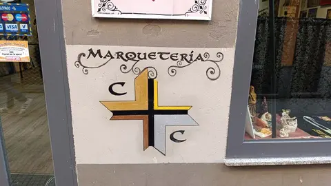 Cruz y Cirial, tienda de artículos religiosos y de cofrades de León. Única de la ciudad, junto con la Cooperativa Eclesiástica del Obispado, que ofrece artículos para misas.