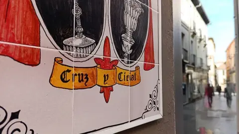 Cruz y Cirial, tienda de artículos religiosos y de cofrades de León. Única de la ciudad, junto con la Cooperativa Eclesiástica del Obispado, que ofrece artículos para misas.