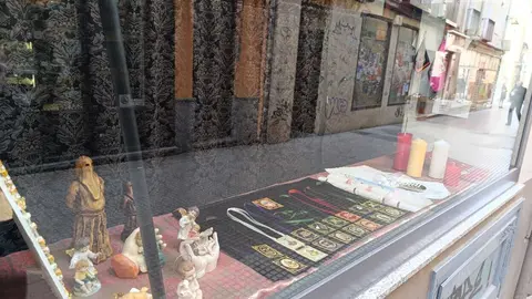 Cruz y Cirial, tienda de artículos religiosos y de cofrades de León. Única de la ciudad, junto con la Cooperativa Eclesiástica del Obispado, que ofrece artículos para misas.