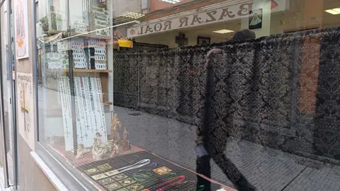 Cruz y Cirial, tienda de artículos religiosos y de cofrades de León. Única de la ciudad, junto con la Cooperativa Eclesiástica del Obispado, que ofrece artículos para misas.