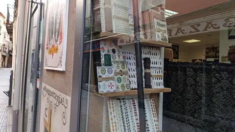 Cruz y Cirial, tienda de artículos religiosos y de cofrades de León. Única de la ciudad, junto con la Cooperativa Eclesiástica del Obispado, que ofrece artículos para misas.