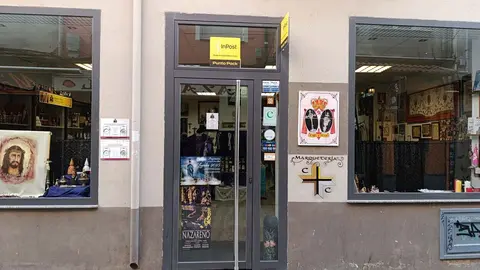 Cruz y Cirial, tienda de artículos religiosos y de cofrades de León. Única de la ciudad, junto con la Cooperativa Eclesiástica del Obispado, que ofrece artículos para misas.