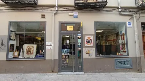 Cruz y Cirial, tienda de artículos religiosos y de cofrades de León. Única de la ciudad, junto con la Cooperativa Eclesiástica del Obispado, que ofrece artículos para misas.