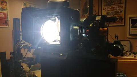Colección de proyectores de cine de Miguel Pérez 'Trébol' en su casa-museo.