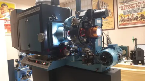 Colección de proyectores de cine de Miguel Pérez 'Trébol' en su casa-museo.