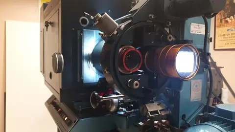 Colección de proyectores de cine de Miguel Pérez 'Trébol' en su casa-museo.