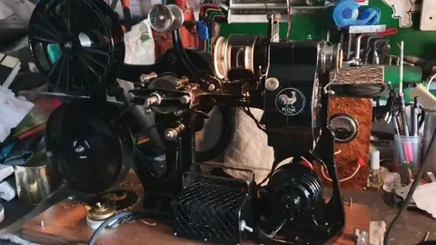 Colección de proyectores de cine de Miguel Pérez 'Trébol' en su casa-museo.