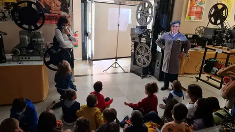 Colección de proyectores de cine de Miguel Pérez 'Trébol' en su casa-museo.