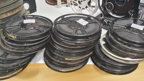 Colección de proyectores de cine de Miguel Pérez 'Trébol' en su casa-museo.