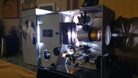 Colección de proyectores de cine de Miguel Pérez 'Trébol' en su casa-museo.
