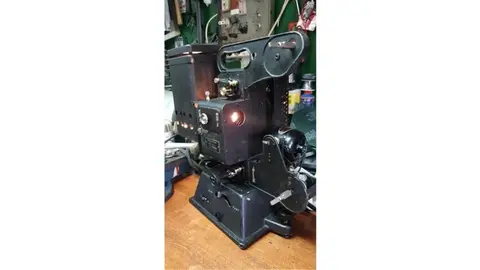 Colección de proyectores de cine de Miguel Pérez 'Trébol' en su casa-museo.