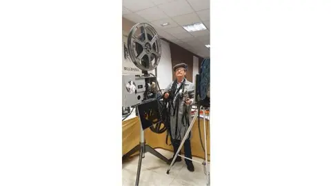 Colección de proyectores de cine de Miguel Pérez 'Trébol' en su casa-museo.