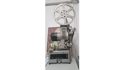 Colección de proyectores de cine de Miguel Pérez 'Trébol' en su casa-museo.