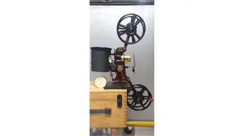 Colección de proyectores de cine de Miguel Pérez 'Trébol' en su casa-museo.