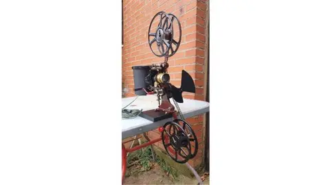 Colección de proyectores de cine de Miguel Pérez 'Trébol' en su casa-museo.