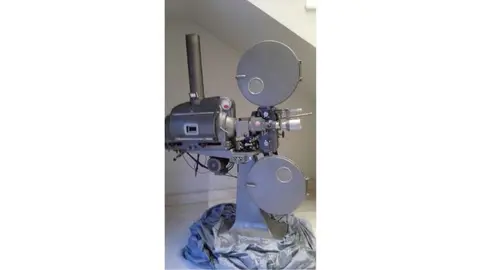 Colección de proyectores de cine de Miguel Pérez 'Trébol' en su casa-museo.