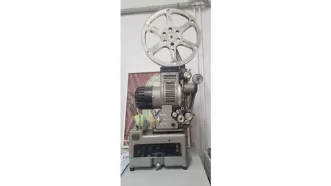 Colección de proyectores de cine de Miguel Pérez 'Trébol' en su casa-museo.