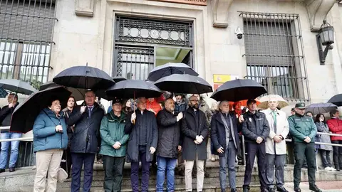 El delegado del Gobierno, Nicanor Sen,  preside el minuto de silencio por la primera víctima de violencia de género este año en Castilla y León, en un acto en la capital leonesa, en la sede de la Subdelegación. Foto: Campillo | Heraldo