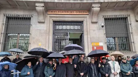 El delegado del Gobierno, Nicanor Sen,  preside el minuto de silencio por la primera víctima de violencia de género este año en Castilla y León, en un acto en la capital leonesa, en la sede de la Subdelegación. Foto: Campillo | Heraldo