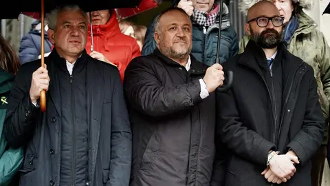 El delegado del Gobierno, Nicanor Sen,  preside el minuto de silencio por la primera víctima de violencia de género este año en Castilla y León, en un acto en la capital leonesa, en la sede de la Subdelegación. Foto: Campillo | Heraldo