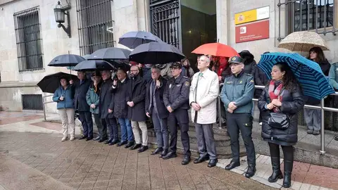 El delegado del Gobierno, Nicanor Sen,  preside el minuto de silencio por la primera víctima de violencia de género este año en Castilla y León, en un acto en la capital leonesa, en la sede de la Subdelegación. Foto: Campillo | Heraldo